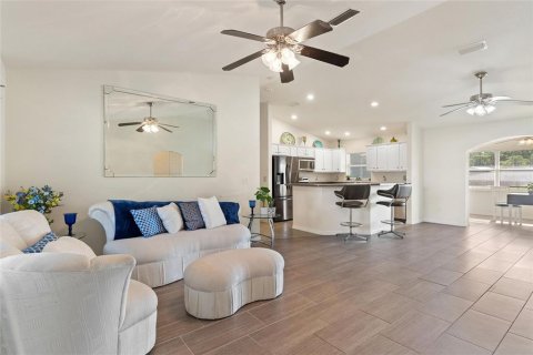 House in Indian lake estates, Florida 3 bedrooms, 155.52 sq.m. № 2220266 - photo 4