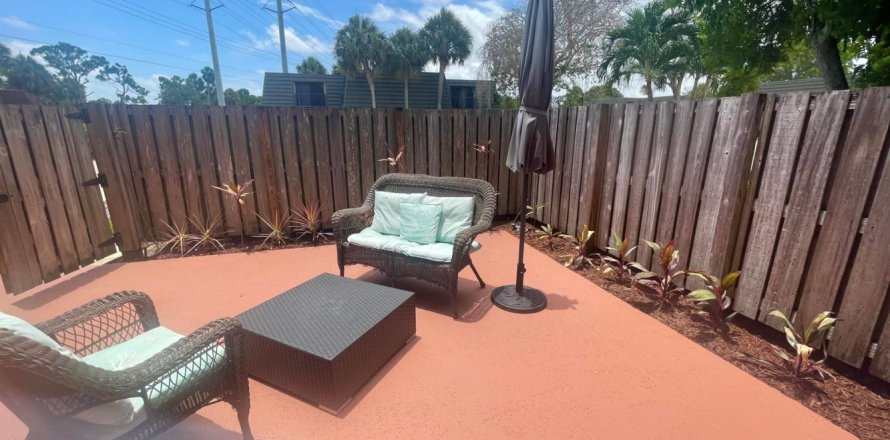 Townhouse in West Palm Beach, Florida 2 bedrooms, 114.83 sq.m. № 925451