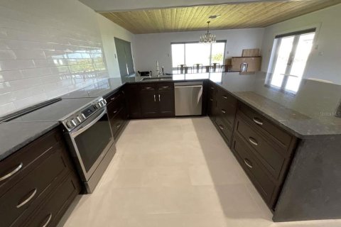 House in Frostproof, Florida 3 bedrooms, 195.09 sq.m. № 1614115 - photo 12