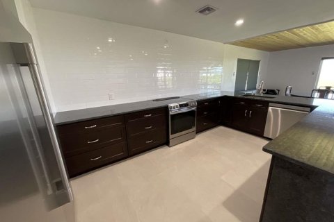 House in Frostproof, Florida 3 bedrooms, 195.09 sq.m. № 1614115 - photo 11