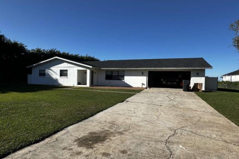 House in Frostproof, Florida 3 bedrooms, 195.09 sq.m. № 1614115 - photo 1