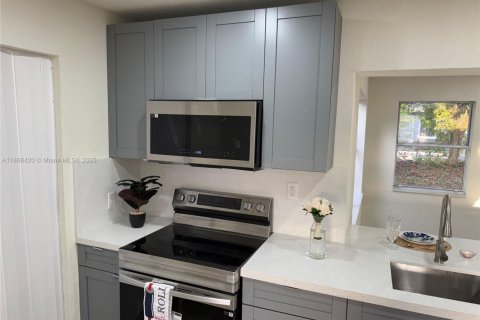 Casa en venta en Lauderhill, Florida, 4 dormitorios, 120.96 m2 № 1926987 - foto 4
