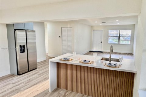 Casa en venta en Lauderhill, Florida, 4 dormitorios, 120.96 m2 № 1926987 - foto 1