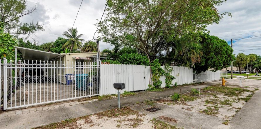 Дом в Майами, Флорида 2 спальни, 74.32м2 № 1955468