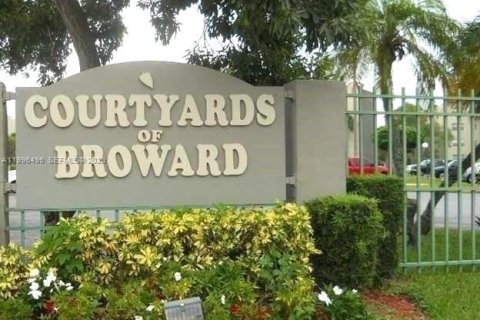 Condo in North Lauderdale, Florida, 1 bedroom  № 2058656 - photo 3