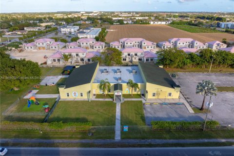 Propiedad comercial en venta en Homestead, Florida № 1981518 - foto 6