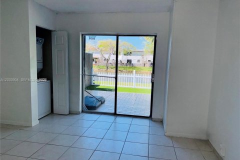 Touwnhouse à Miami, Floride 3 chambres, 128.02 m2 № 2065624