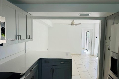 Touwnhouse à louer à Miami, Floride: 3 chambres, 128.02 m2 № 2065624 - photo 2