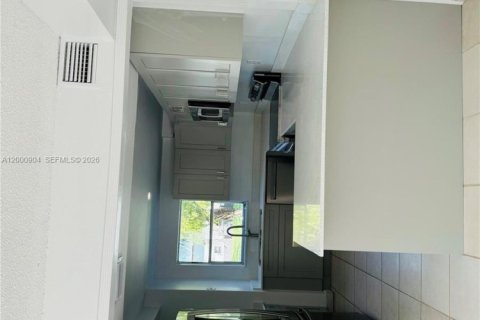 Touwnhouse à louer à Miami, Floride: 3 chambres, 128.02 m2 № 2065624 - photo 10