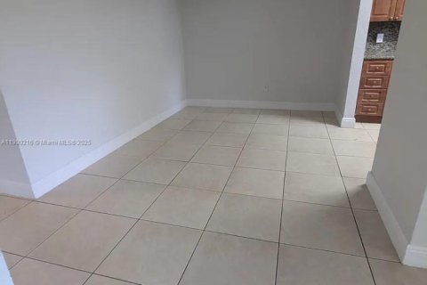 Apartamento en alquiler en Hollywood, Florida, 2 dormitorios, 101.45 m2 № 1951773 - foto 4