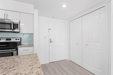 Condo in Miami, Florida, 1 bedroom  № 1997260 - photo 3