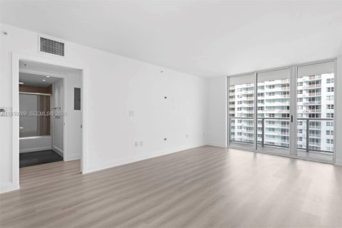 Condo in Miami, Florida, 1 bedroom  № 1997260 - photo 12