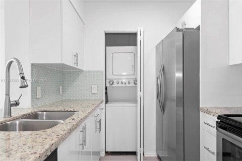 Condo in Miami, Florida, 1 bedroom  № 1997260 - photo 4