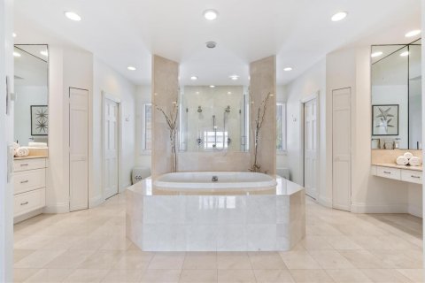 House in Fort Lauderdale, Florida 5 bedrooms, 394.37 sq.m. № 2146297 - photo 12