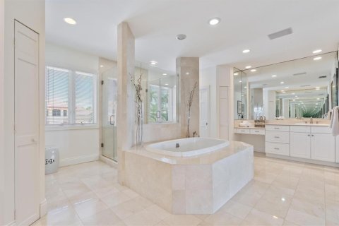 House in Fort Lauderdale, Florida 5 bedrooms, 394.37 sq.m. № 2146297 - photo 13