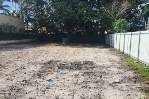 Terreno en venta en Miami, Florida № 1921527 - foto 1