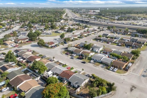 Adosado en venta en Miami, Florida, 3 dormitorios, 87.79 m2 № 2263645 - foto 11