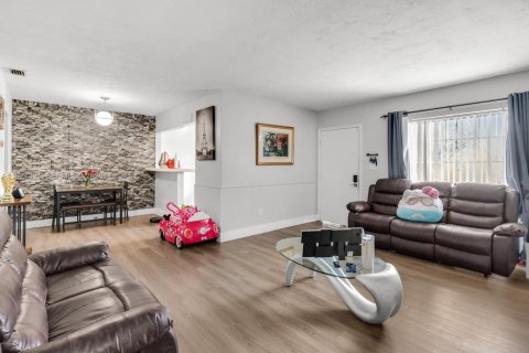 Adosado en venta en Miami, Florida, 3 dormitorios, 87.79 m2 № 2263645 - foto 4