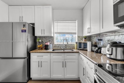 Adosado en venta en Miami, Florida, 3 dormitorios, 87.79 m2 № 2263645 - foto 2
