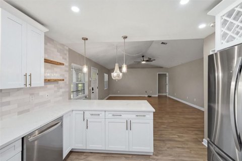 House in Gibsonton, Florida 3 bedrooms, 148.64 sq.m. № 2429514 - photo 6