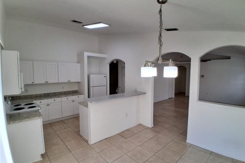 House in Orlando, Florida 3 bedrooms, 124.4 sq.m. № 2377828 - photo 4
