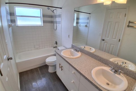 House in Orlando, Florida 3 bedrooms, 124.4 sq.m. № 2377828 - photo 21