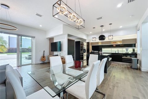 House in Winter Park, Florida 4 bedrooms, 315.77 sq.m. № 1407418 - photo 2
