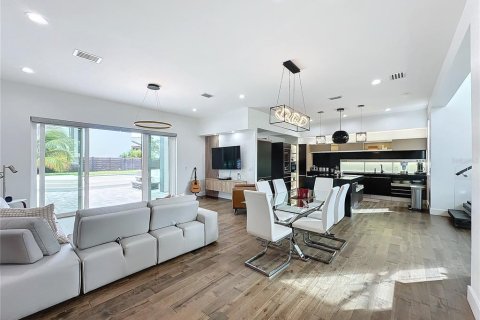 House in Winter Park, Florida 4 bedrooms, 315.77 sq.m. № 1407418 - photo 7