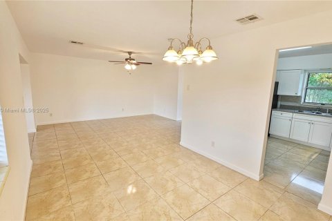 Casa en venta en Lauderhill, Florida, 3 dormitorios, 143.63 m2 № 1965250 - foto 11