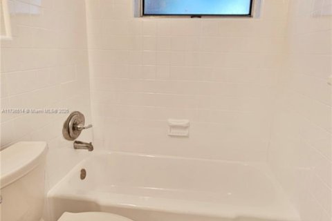 Casa en venta en Lauderhill, Florida, 3 dormitorios, 143.63 m2 № 1965250 - foto 27