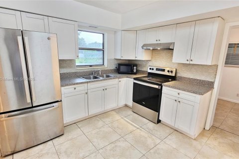 Casa en venta en Lauderhill, Florida, 3 dormitorios, 143.63 m2 № 1965250 - foto 13