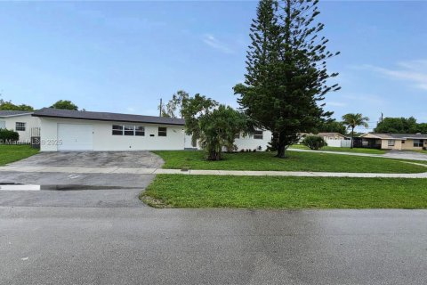 Casa en venta en Lauderhill, Florida, 3 dormitorios, 143.63 m2 № 1965250 - foto 1