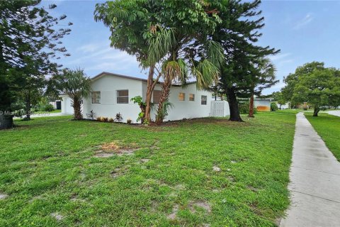 Casa en venta en Lauderhill, Florida, 3 dormitorios, 143.63 m2 № 1965250 - foto 4
