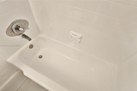 Casa en venta en Lauderhill, Florida, 3 dormitorios, 143.63 m2 № 1965250 - foto 25