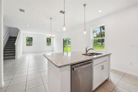 Casa en venta en Haines City, Florida, 5 dormitorios, 226.12 m2 № 1869388 - foto 3