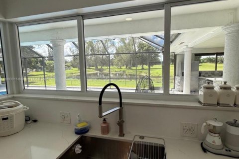 Casa en venta en Hialeah, Florida, 6 dormitorios, 255.3 m2 № 1945266 - foto 29