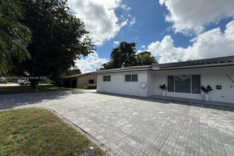 Casa en venta en Hialeah, Florida, 6 dormitorios, 255.3 m2 № 1945266 - foto 2