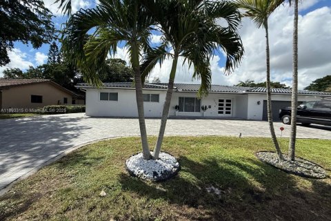 Casa en venta en Hialeah, Florida, 6 dormitorios, 255.3 m2 № 1945266 - foto 4