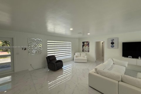 Casa en venta en Hialeah, Florida, 6 dormitorios, 255.3 m2 № 1945266 - foto 12