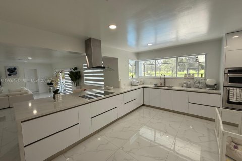 Casa en venta en Hialeah, Florida, 6 dormitorios, 255.3 m2 № 1945266 - foto 24