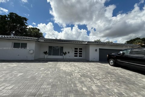 Casa en venta en Hialeah, Florida, 6 dormitorios, 255.3 m2 № 1945266 - foto 1