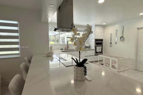 Casa en venta en Hialeah, Florida, 6 dormitorios, 255.3 m2 № 1945266 - foto 27