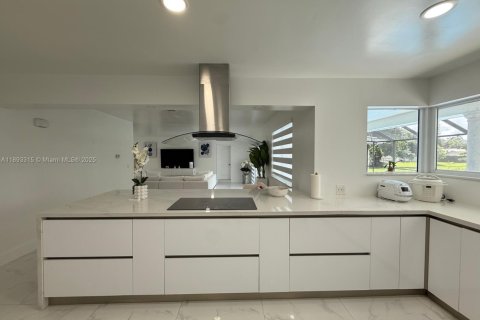 Casa en venta en Hialeah, Florida, 6 dormitorios, 255.3 m2 № 1945266 - foto 28
