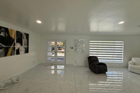 Casa en venta en Hialeah, Florida, 6 dormitorios, 255.3 m2 № 1945266 - foto 11