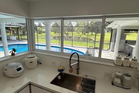 Casa en venta en Hialeah, Florida, 6 dormitorios, 255.3 m2 № 1945266 - foto 30