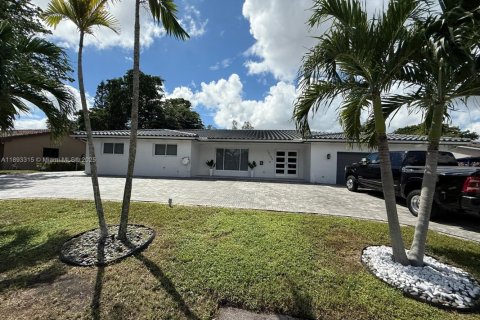 Casa en venta en Hialeah, Florida, 6 dormitorios, 255.3 m2 № 1945266 - foto 3