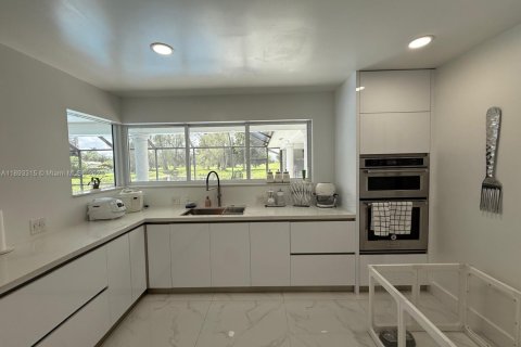 Casa en venta en Hialeah, Florida, 6 dormitorios, 255.3 m2 № 1945266 - foto 25