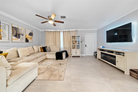 House in Miami Gardens, Florida 4 bedrooms, 136.57 sq.m. № 1695319 - photo 5