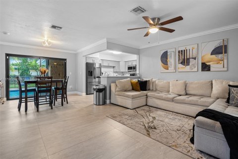 House in Miami Gardens, Florida 4 bedrooms, 136.57 sq.m. № 1695319 - photo 4