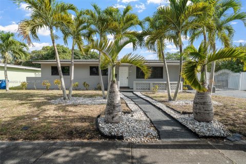 House in Miami Gardens, Florida 4 bedrooms, 136.57 sq.m. № 1695319 - photo 1